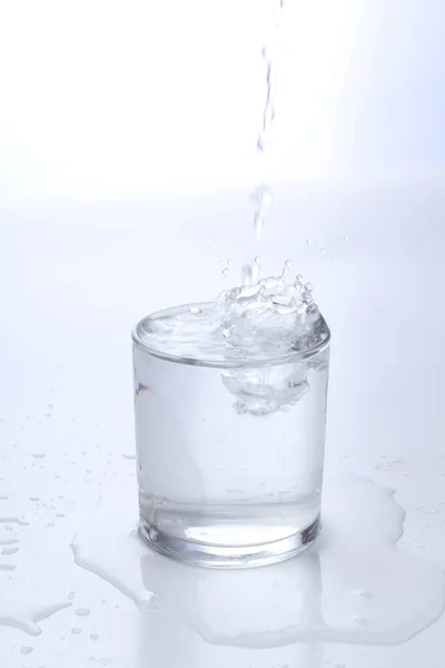 Acqua Spruzzata Sfondo Bianco — Foto Stock