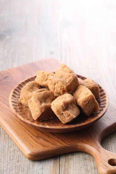 白い背景のボウルに揚げ豆腐クッキー — ストック写真