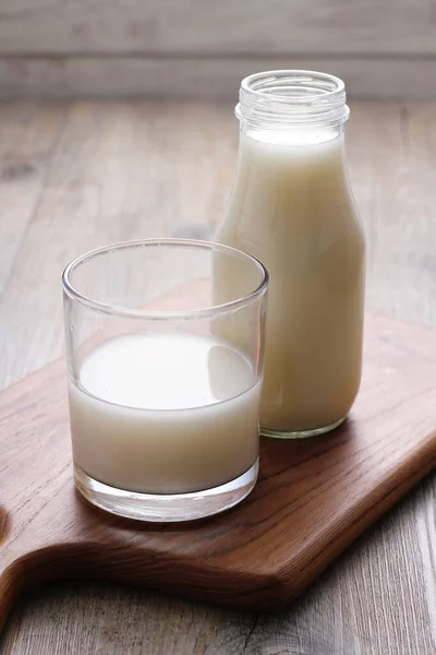 Mleko Świeżym Jogurtem Organicznym — Zdjęcie stockowe