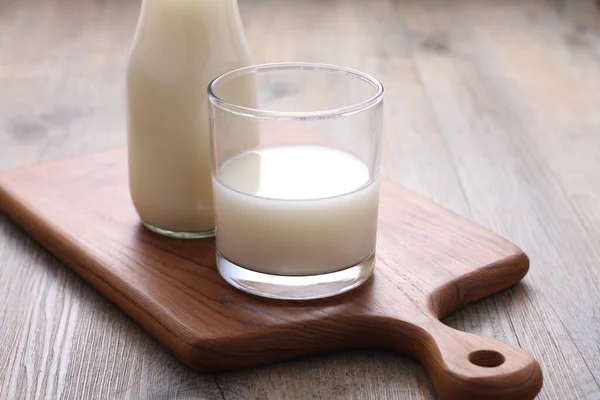 Glas Mit Milch Und Krug Auf Holztisch — Stockfoto