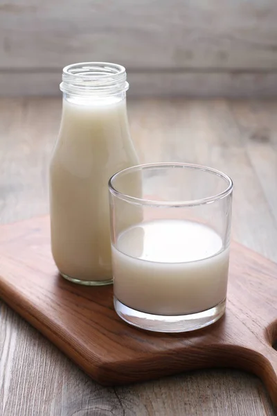 Szklanka Mleka Jogurtu Drewnianym Tle Przestrzenią Kopiowania — Zdjęcie stockowe