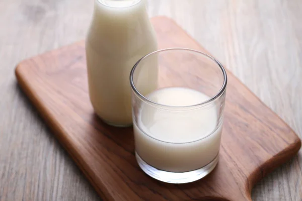 牛奶杯和新鲜的白色和棕色木材背景 — 图库照片