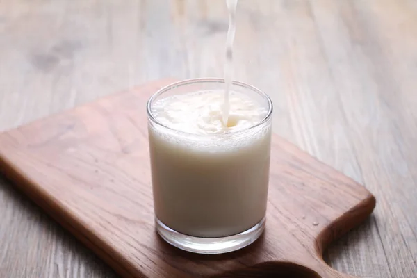 Glas Välsmakande Mjölk Trä Bakgrund — Stockfoto
