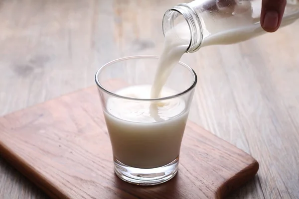 Hälla Mjölk Och Färsk Juice Träbord Hälsosam Livsstil — Stockfoto