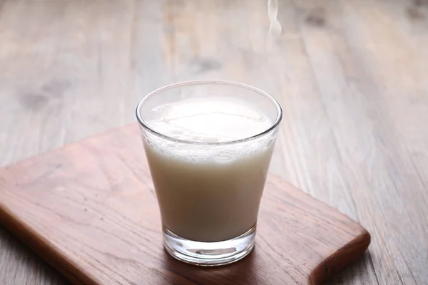 Glas Und Milch Mit Einem Strohhalm Einer Weißen Tasse Auf — Stockfoto