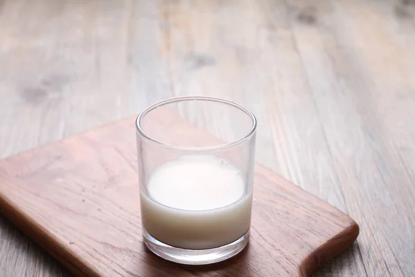 Bicchiere Latte Una Brocca Tavolo Legno Bianco Marrone — Foto Stock