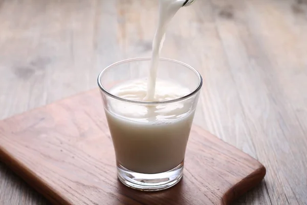 Eine Tasse Kaffee Mit Einem Glas Milch Auf Einem Holztisch — Stockfoto
