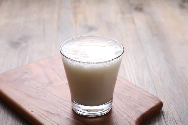 Glas Kalten Latte Mit Milch Und Eis Auf Holzgrund — Stockfoto