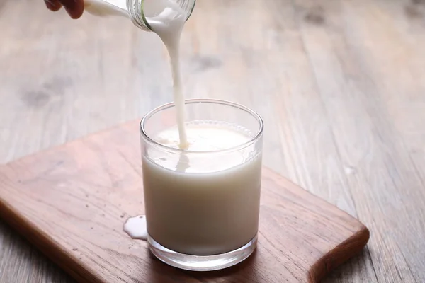 Mjölk Med Färsk Grön Smoothie Träbordet — Stockfoto
