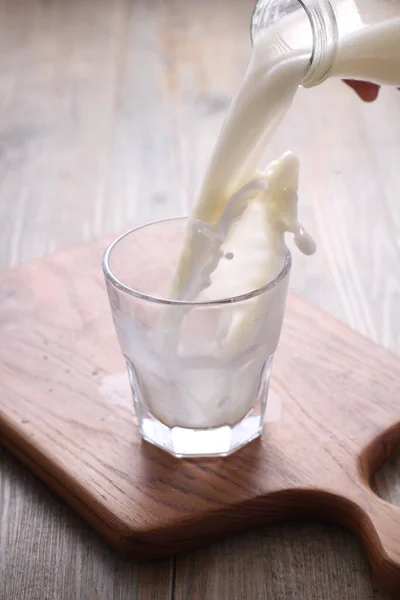 Versando Mano Uno Yogurt Bicchiere Acqua — Foto Stock