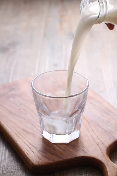 Glaswasser Mit Einem Strohhalm Auf Dem Tisch — Stockfoto