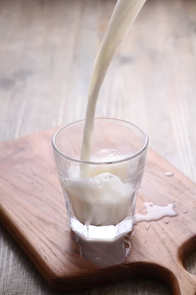 Frische Bio Milch Glas Auf Holztisch — Stockfoto