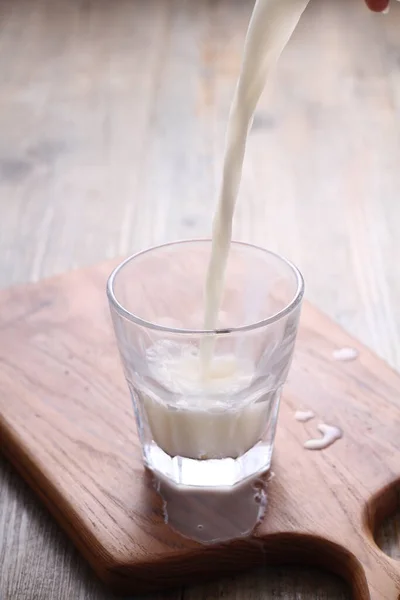 Hälla Vatten Med Ett Glas Vit Mjölk — Stockfoto