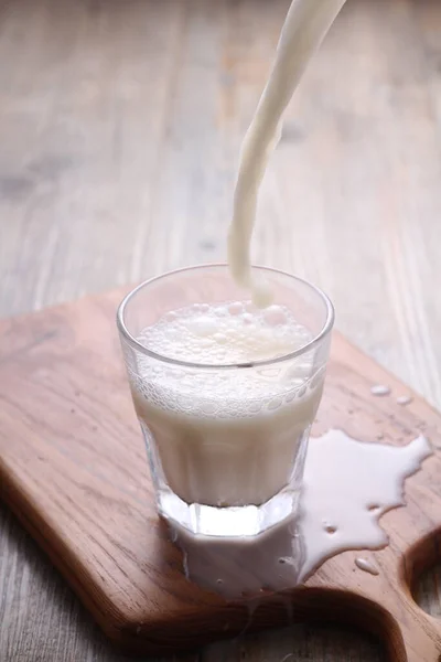 Frische Milch Und Joghurt Auf Weißem Hintergrund — Stockfoto