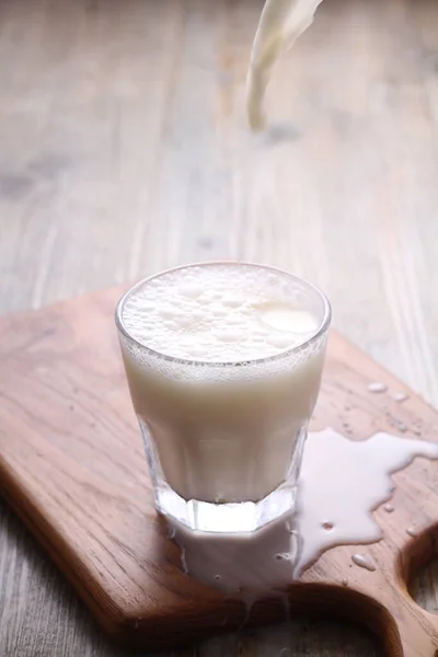 Nahaufnahme Von Glas Milch Und Eis Auf Holz — Stockfoto