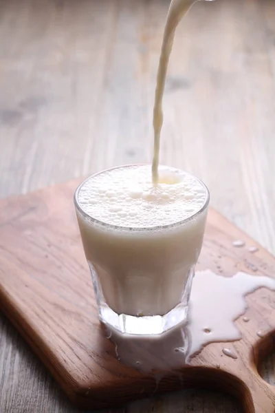Закрываем Вид Стакан Кофе Молоком Деревянном Столе — стоковое фото