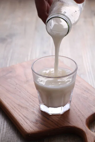 Hälla Mjölk Ett Glas Ett Träbord — Stockfoto