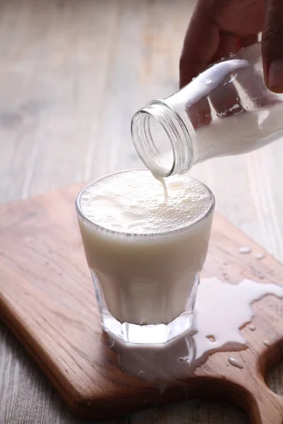 Glas Milch Mit Strohhalm Auf Einem Hölzernen Hintergrund — Stockfoto
