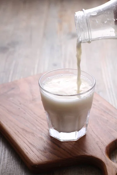Glas Mjölk Med Kanna Färsk Juice Ett Träbord — Stockfoto