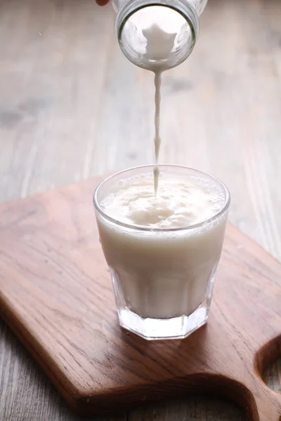 Glas Milch Und Eis Auf Holztisch — Stockfoto