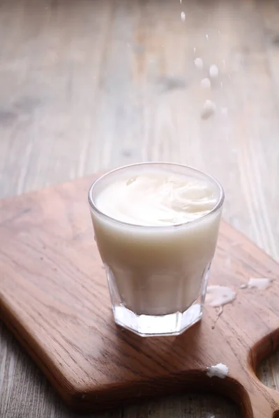 Verse Smakelijke Yoghurt Melk Houten Tafel — Stockfoto