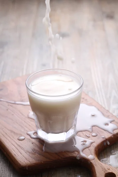 木制桌子近景上的一杯牛奶和酸奶 健康的饮料 天然的 排毒的 — 图库照片