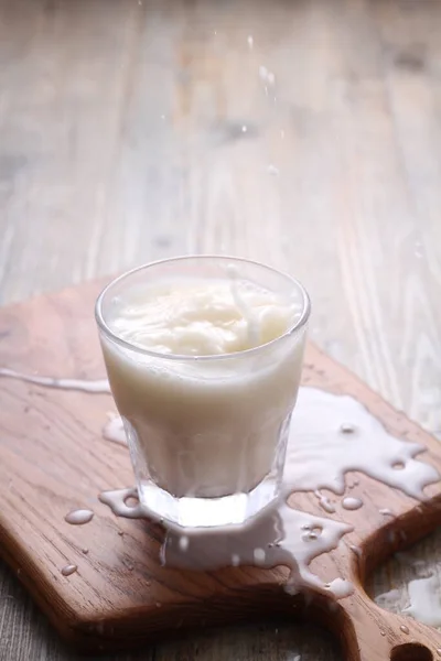 アイスクリームとミルク入りのグラス 選択的焦点 — ストック写真