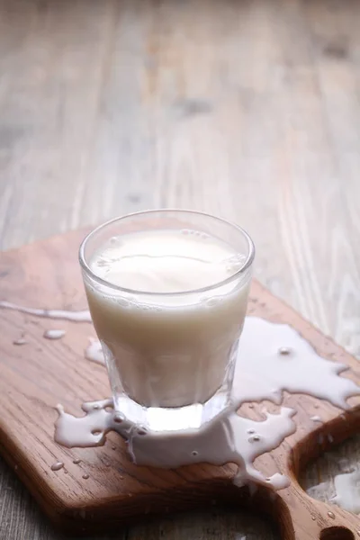 Milchglas Auf Altem Holztisch — Stockfoto