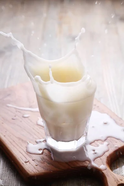 Выливание Молока Миску — стоковое фото