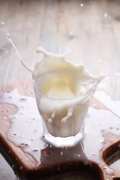 Versando Acqua Con Spruzzi Latte Cadendo Uno Sfondo Scuro Chiudere — Foto Stock