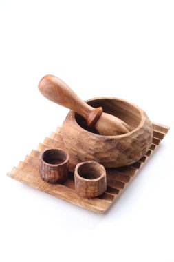 Tarçın çubuklu ahşap kaşık ve beyaz arka planda izole edilmiş tokmak.