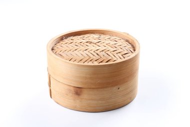 Tahta sepet ve beyaz arka planda bambu hasırı.
