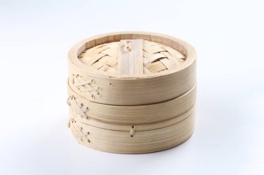 Ahşap bambu sepet beyaz arka plan üzerinde izole
