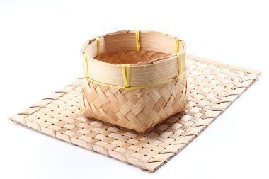 Bambu sepeti kırpma yolu ile beyaz arkaplanda izole
