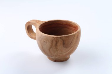 Beyaz arkaplanda boş seramik kase