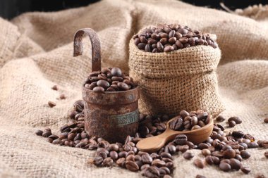 Tahta bir arka planda poşette kahve çekirdekleri