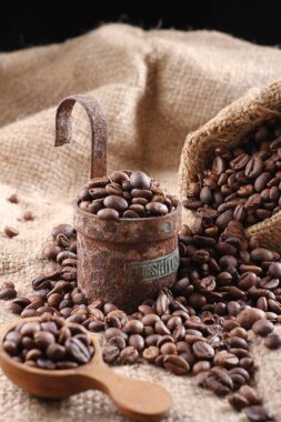 Kahveli kahve çekirdekleri çuval bezinin üstünde, yakın plan.
