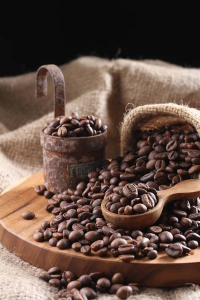 Kahve Çekirdekleri Eski Ahşap Arka Planda — Stok fotoğraf
