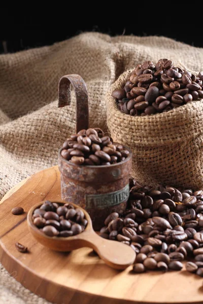 Tahta Bir Fincanda Kahve Çekirdekleri — Stok fotoğraf