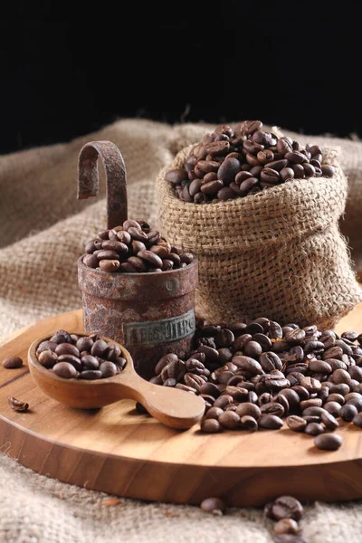 烤咖啡豆 木勺和一杯浓缩咖啡 麻袋和木头 — 图库照片