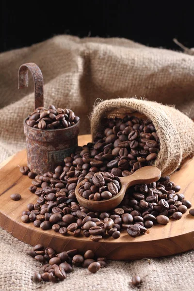 Torbada Kavrulmuş Kahve Çekirdekleri Çuval Kaşık Kepçe Yakın Plan — Stok fotoğraf