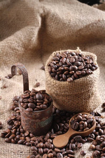 Kahve Çekirdekleri Arka Planda Tahta Kaşık Olan Çuval Bezi Yakın — Stok fotoğraf