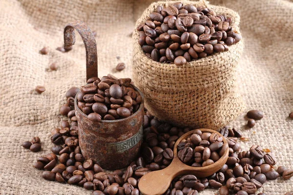 麻布背景的咖啡豆 — 图库照片