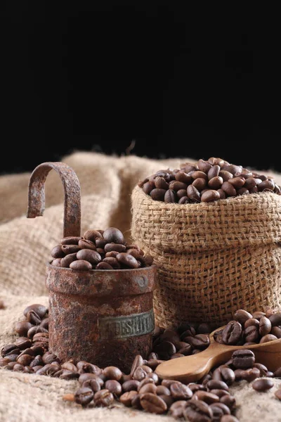 Kaffeebohnen Einer Holztasse Auf Dunklem Hintergrund — Stockfoto