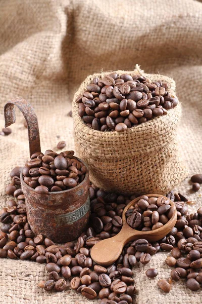 Kávová Zrna Pytli Dřevěném Pozadí — Stock fotografie