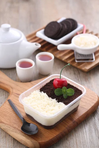 イチゴとミントを使った新鮮な自家製日本のデザート — ストック写真