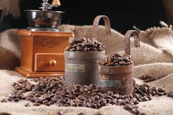 Koffiebonen Een Kopje Espresso Houten Tafel — Stockfoto