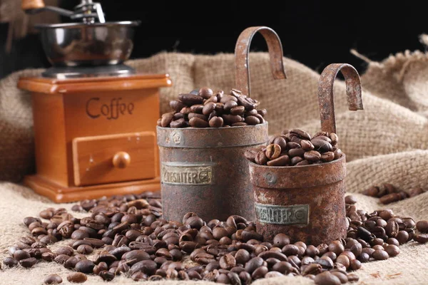Koffiebonen Een Kop Gebrande Koffie Houten Ondergrond — Stockfoto