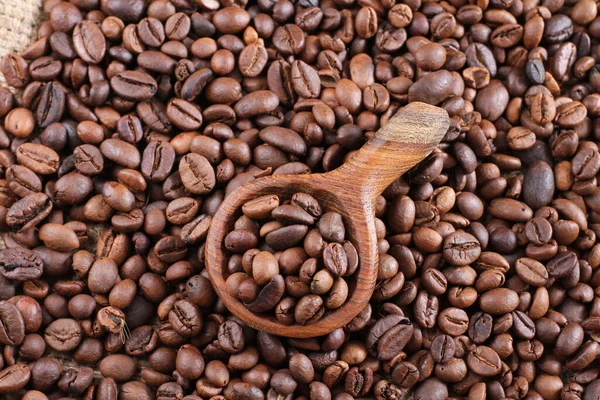 Geröstete Kaffeebohnen Nahaufnahme Auf Hölzernen Hintergrund — Stockfoto