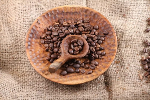 麻布袋背景上的咖啡豆 — 图库照片